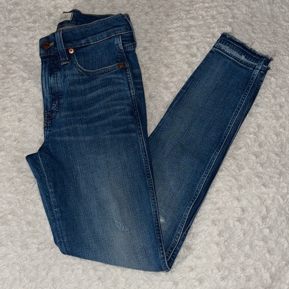 MADEWELL 9" Mid-Rise Skinny Jeans in York Wash Rip and Repair Edition Size 25. - Picture 2 of 16